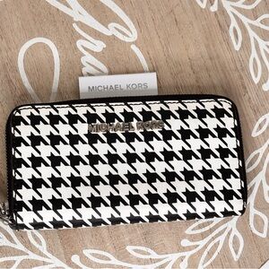 Michael Kors Large Black&White Houndstooth zip around long Wallet, LOGO silver